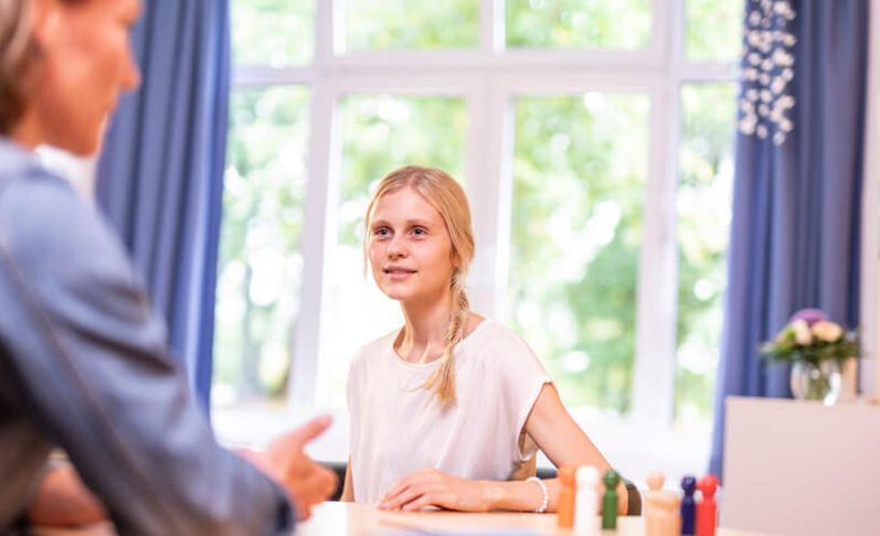 Patienten im Austausch mit Therapeutin bei der Gesprächstherapie