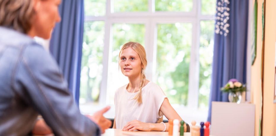 Patienten im Austausch mit Therapeutin bei der Gesprächstherapie