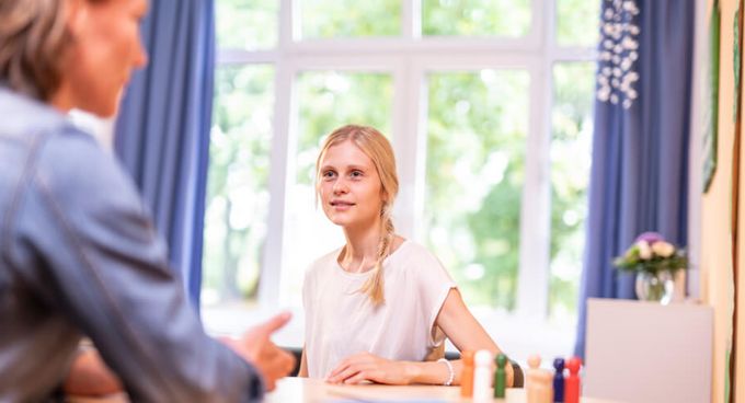 Patienten im Austausch mit Therapeutin bei der Gesprächstherapie